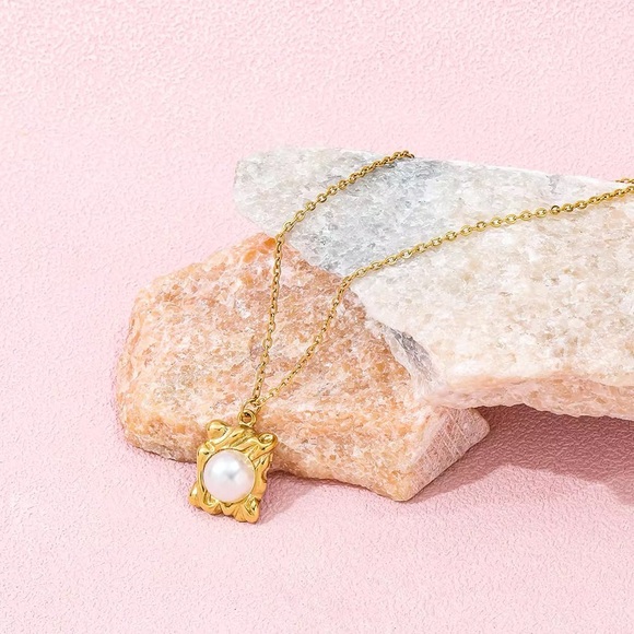 18K Gold Plated Pearl Pendant Necklace - Picture 4 of 7